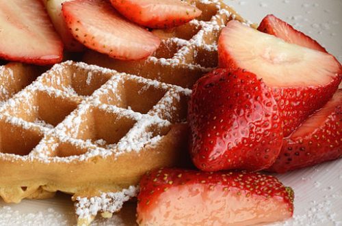 waffle_with_strawberries_and_confectioners_sugar_sw2