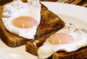 toast with fried eggs